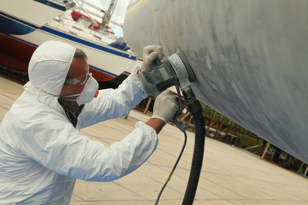 Vacuum Sanding to Remove Antifoul Paint from Boat Hull